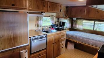 Micro-ondes, four, plaque de cuisson, cafetiĂšre/bouilloire