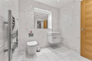 Dusj, hårføner, håndklær og såpe