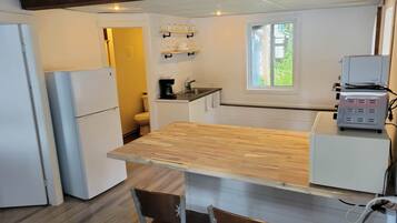 Micro-ondes, four, plaque de cuisson, cafetiĂšre/bouilloire