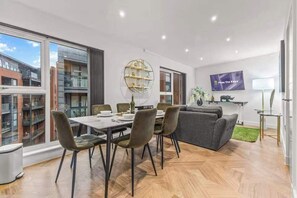 Dining - Stunning New Build Flat 2 Min Walk To City Center - Pass the Keys (Salford)