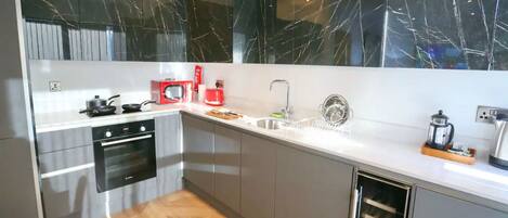 Kühlschrank, Mikrowelle, Ofen, Toaster