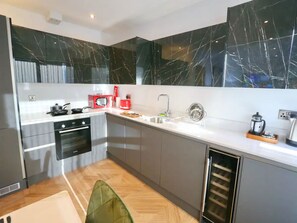 Fridge, microwave, oven, toaster - Stunning New Build Flat 2 Min Walk To City Center - Pass the Keys (Salford)