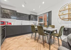 Fridge, microwave, oven, toaster - Stunning New Build Flat 2 Min Walk To City Center - Pass the Keys (Salford)