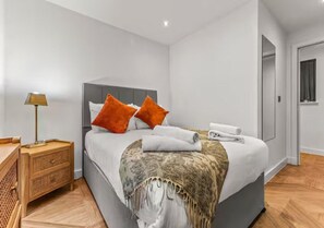 2 bedrooms, iron/ironing board, free WiFi, bed sheets - Stunning New Build Flat 2 Min Walk To City Center - Pass the Keys (Salford)