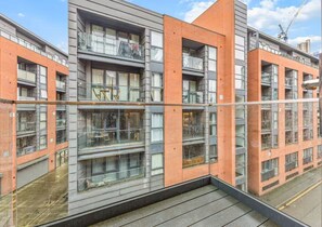 Property grounds - Stunning New Build Flat 2 Min Walk To City Center - Pass the Keys (Salford)