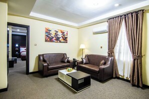 Executive-Suite | Wohnbereich | 48-Zoll-Fernseher mit Kabelempfang