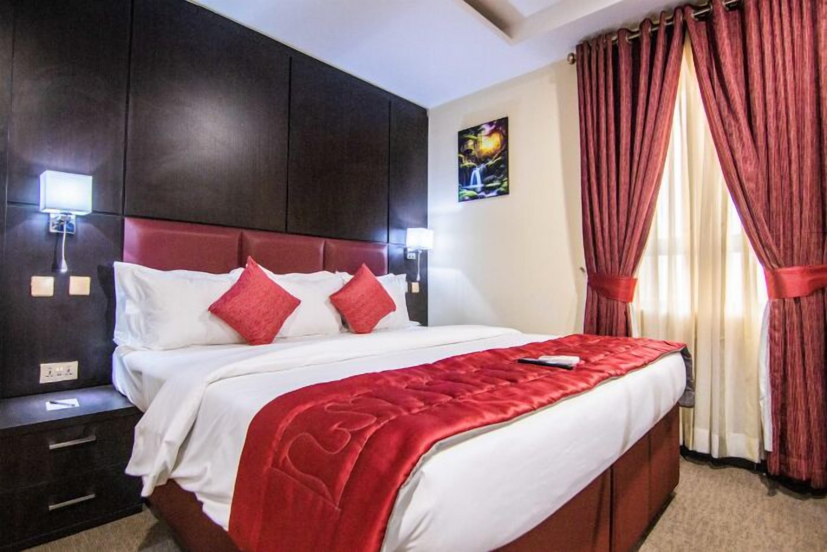 Tempur-Pedic beds, minibar, in-room safe, desk