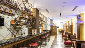 2 bars/lounges, poolside bar - BON Hotel Octagon (Abuja)