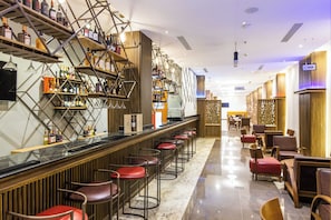 2 bars-salons, bar attenant à la piscine