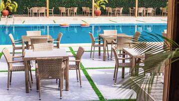 Piscina externa, funciona das 6h às 18h, guarda-sóis, espreguiçadeiras