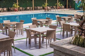 Una piscina al aire libre (de 06:00 a 18:00), sombrillas, tumbonas