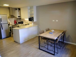 Kjøleskap, mikrobølgeovn, ovn og kaffetrakter/tekoker