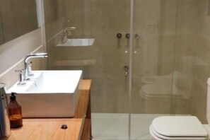 Secador de cabelo, toalhas de banho, sabonete, shampoo