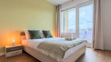 1 slaapkamer, een bureau, een strijkplank/strijkijzer, internet