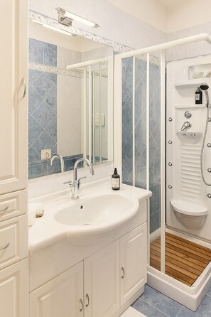 تجهيزات دش، مجففات شعر، مراحيض شطف، مناشف