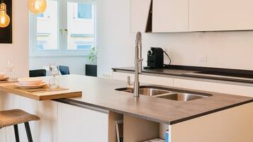 Refrigerador, microondas, horno, placa de cocina