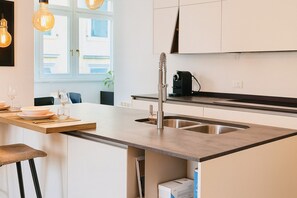 Køleskab, mikrobølgeovn, ovn, kogeplade