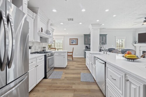 Luxury riverfront home w/ pool, fishing dock, & boat house w/ lift ! Sleeps 14