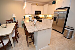 Casa, várias camas, varanda, vista para a piscina (A Beach Life 3A) | Cozinha privada