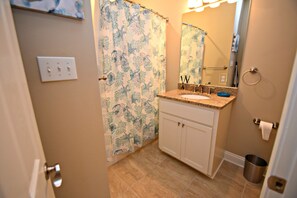 Talo, useita sänkyjä, patio, näköala uima-altaalle (A Beach Life 3A) | Kylpyhuone | Pyyhkeet