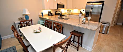Casa, várias camas, varanda, vista para a piscina (A Beach Life 3A) | Cozinha privada