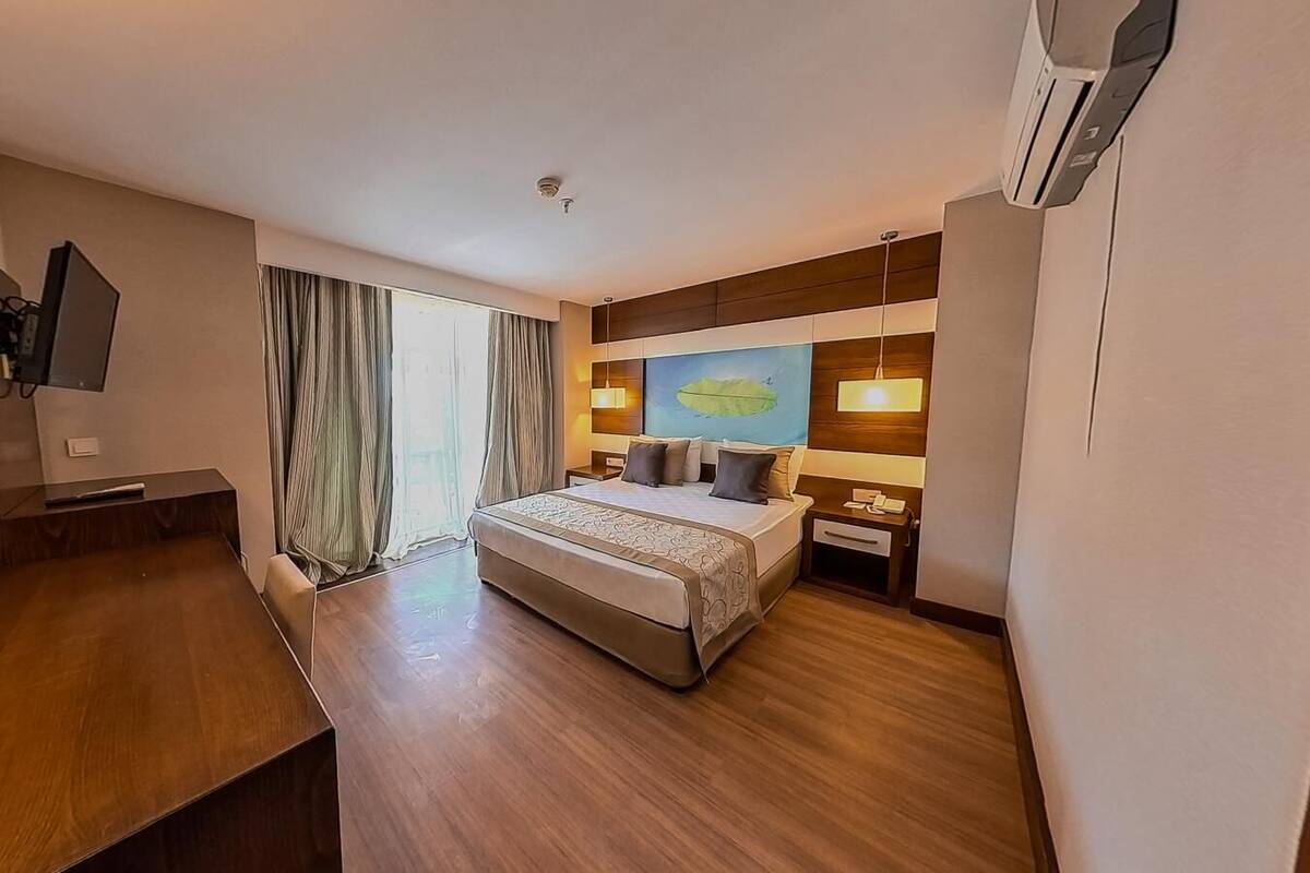 Roupas de cama premium, frigobar, quartos à prova de som