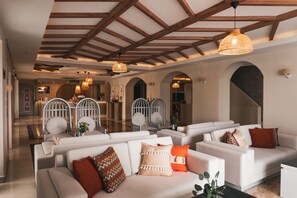 3 bars/lounges