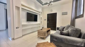 Appartement Supérieur, 1 très grand lit, non-fumeurs, vue montagne | Coin séjour | TV connectée de 55 pouces avec chaînes par câble