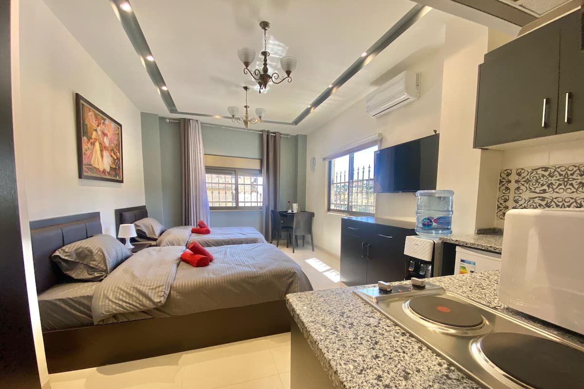 2 habitaciones y espacio para trabajar con laptop