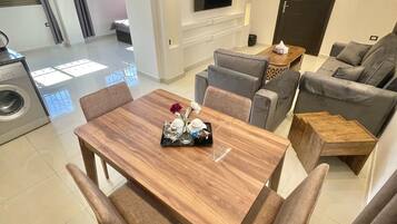 Appartement Supérieur, 1 très grand lit, non-fumeurs, vue montagne | Coin séjour | TV connectée de 55 pouces avec chaînes par câble