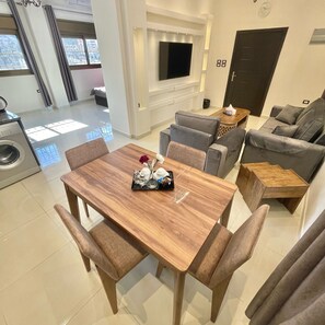 Deluxe-Studio, 1 King-Bett, Nichtraucher, Bergblick | Wohnbereich | 55-Zoll-Smart-TV mit Kabelempfang