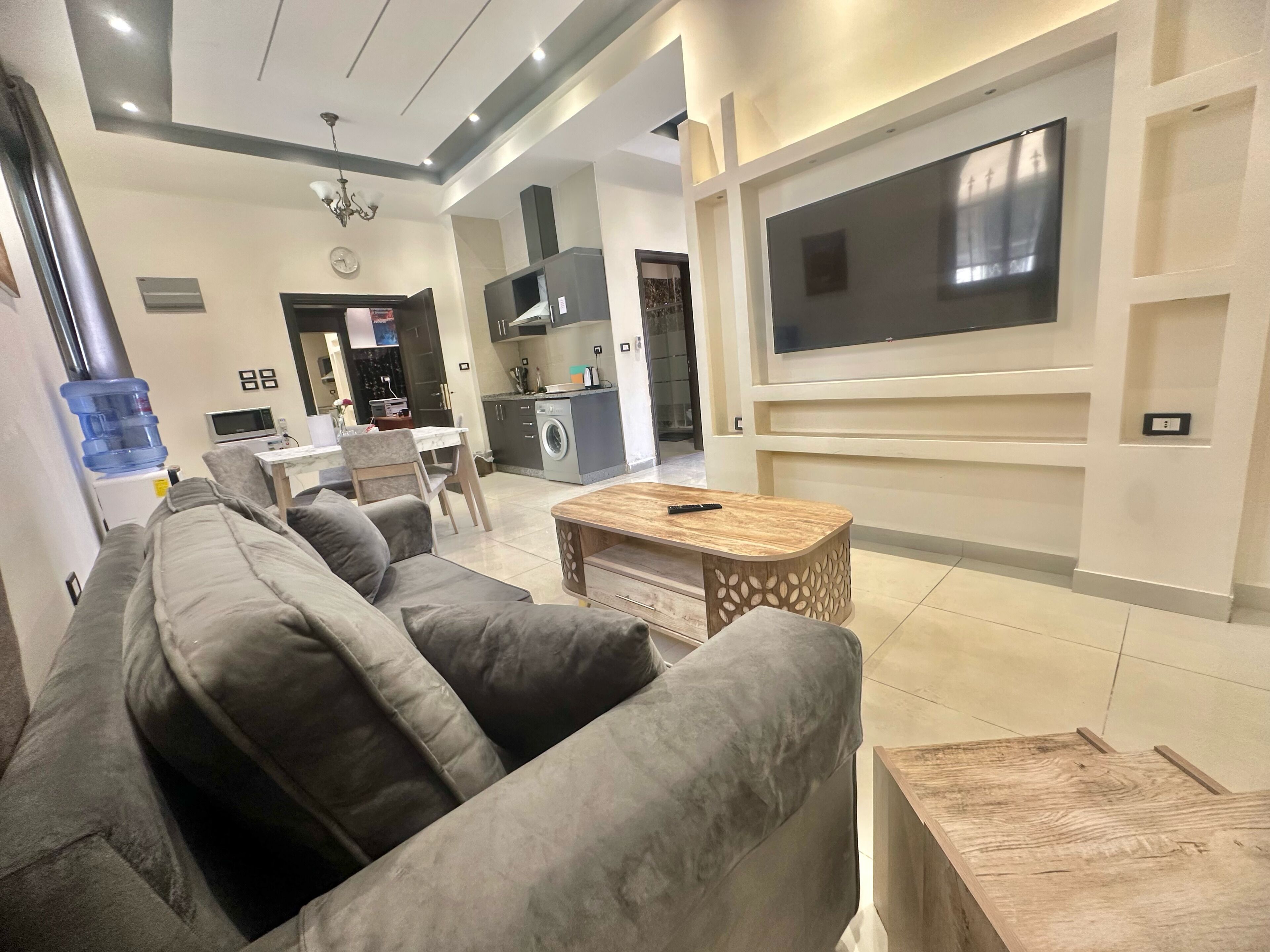 Deluxe Apartment, 1 King Bed, Non Smoking, Mountain View | Living area
