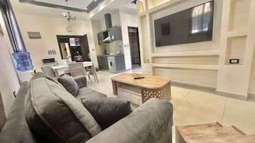Deluxe Apartment, 1 King Bed, Non Smoking, Mountain View - 47 - Apartment No. 1 | Living area | 55-inch Smart TV with cable channels