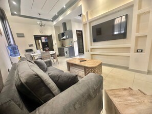 Deluxe-Apartment, 1 King-Bett, Nichtraucher, Bergblick | Wohnbereich | 55-Zoll-Smart-TV mit Kabelempfang