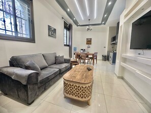 Appartamento Superior, 1 letto king, non fumatori, vista montagna | Area soggiorno | Smart TV 55 pollici con canali via cavo