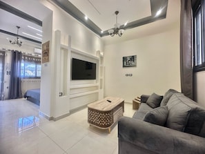Apartamento luxo, 1 cama King, para não fumantes, vista para a montanha | Área de estar | Smart TV 55 polegadas com canais a cabo