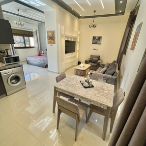 Luxury-Studio, 1 King-Bett, Nichtraucher, Bergblick | Wohnbereich | 55-Zoll-Smart-TV mit Kabelempfang