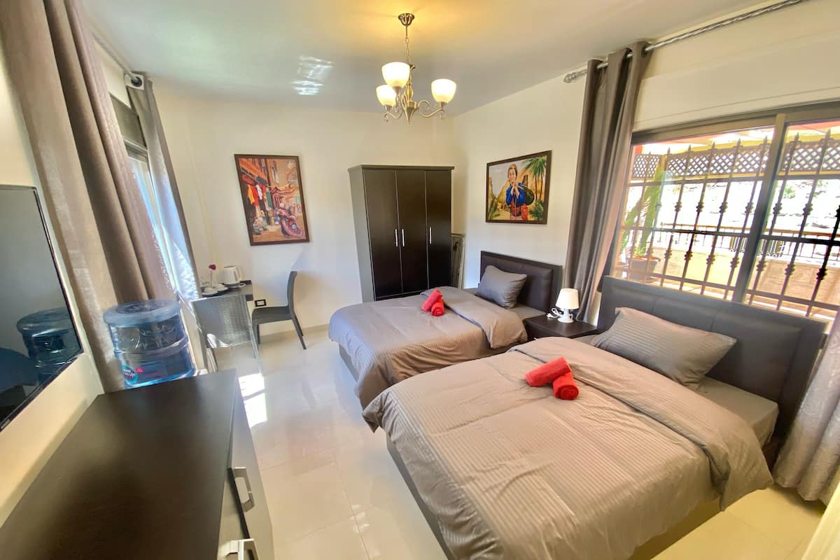 2 habitaciones y espacio para trabajar con laptop