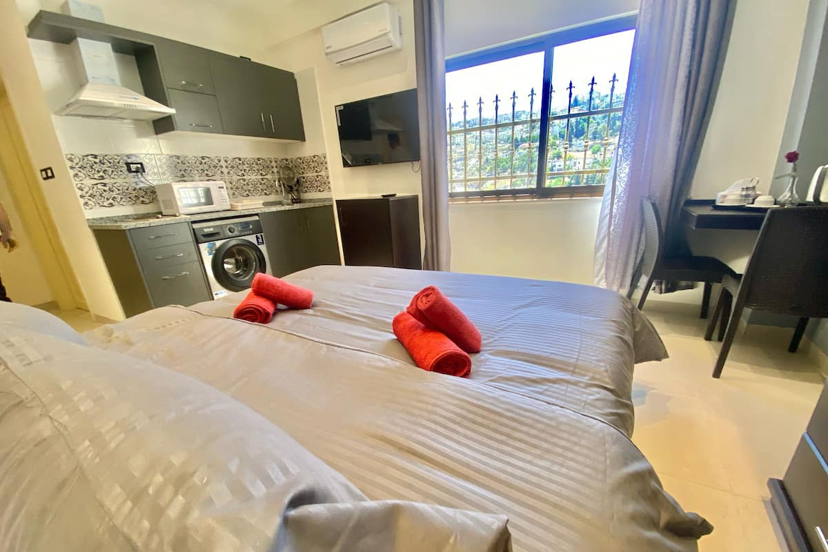 2 habitaciones y espacio para trabajar con laptop