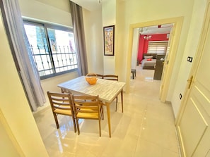 Apartamento família, 2 quartos, para não fumantes | Área de estar | Smart TV 55 polegadas com canais a cabo