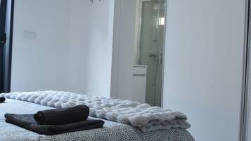 Een douche, handdoeken