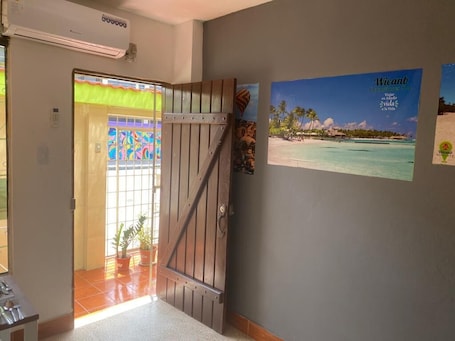 32-inch Smart TV with digital channels, first-run films. Departamentos en la Garzota