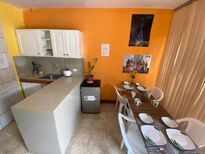 Apartamento clásico | Zona de estar | Smart TV de 32 pulgadas con canales digitales, películas de estreno