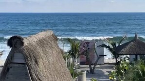 Pantai pribadi, pasir putih, dan antar-jemput ke pantai