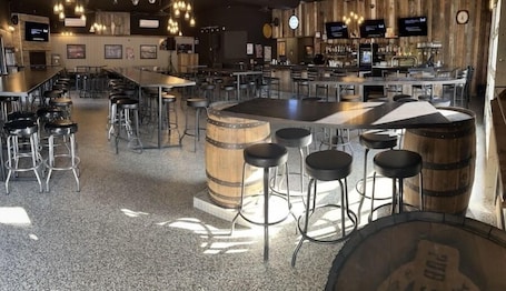 Bar (en la propiedad). Hôtel St-Alexis