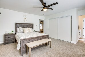 3 soverom, strykejern/-brett, internettilgang og sengetøy