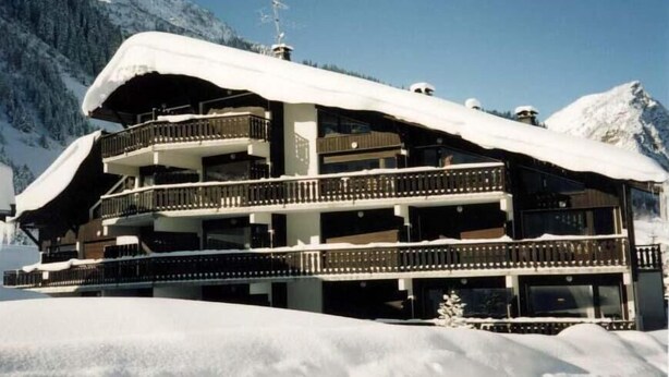 A multi-story chalet with balconies, surrounded by snow-covered mountains. - 1st floor, balcony, tv, 44m², Pralognan-la-Vanoise (Pralognan-la-Vanoise)
