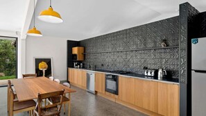 Een koelkast, een magnetron, een oven, een kookplaat