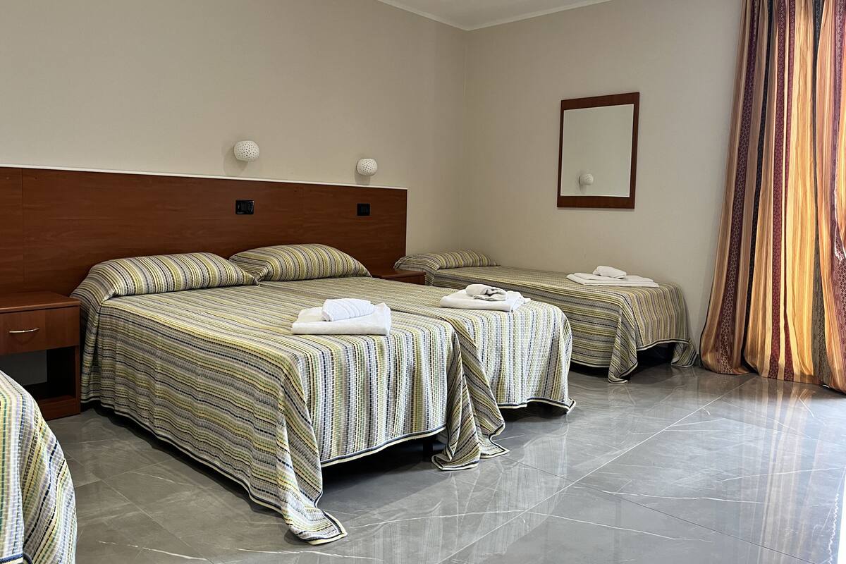 Classic-Vierbettzimmer, mit Bad, Blick auf den Innenhof