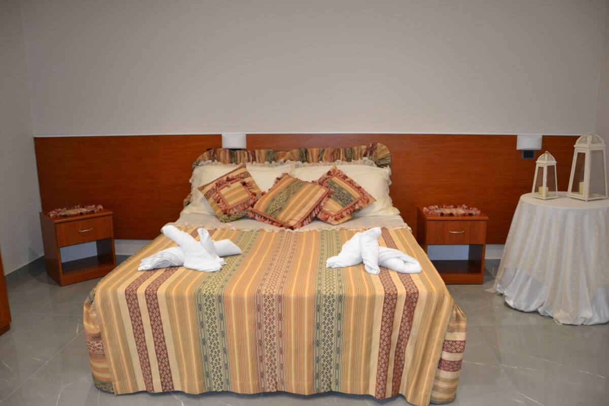 Classic Double Room, Ensuite, Courtyard View